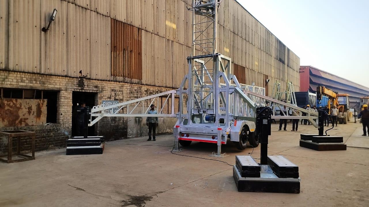GTC Cell on Wheels (COW) trailer, mast fully deployed