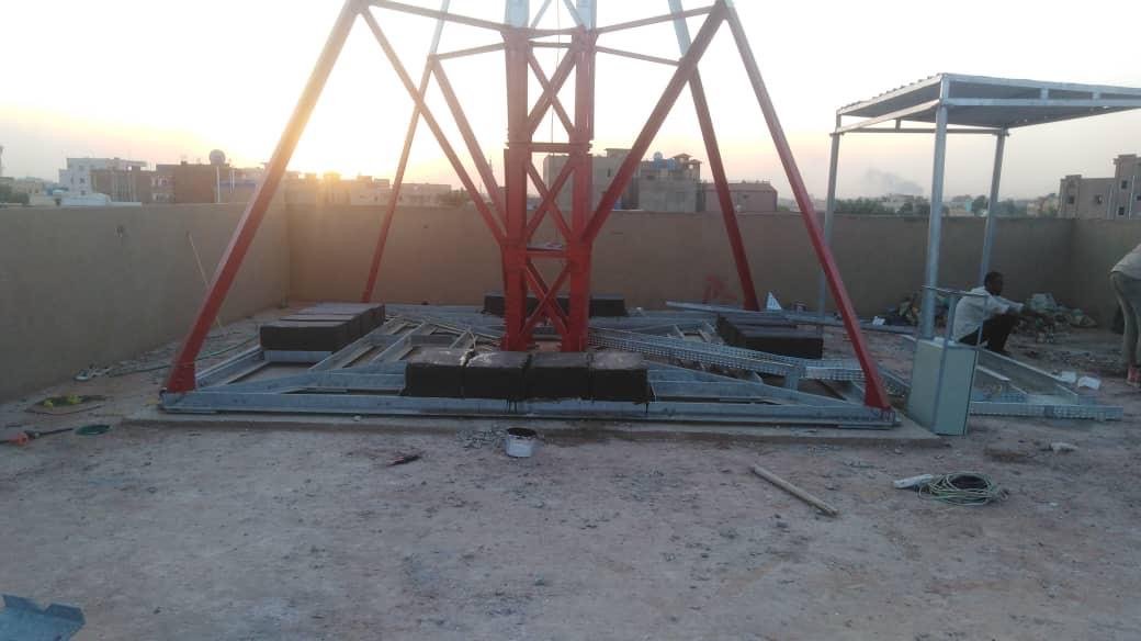 Rooftop RDU lattice tower on its steel ballast frame, Sudan